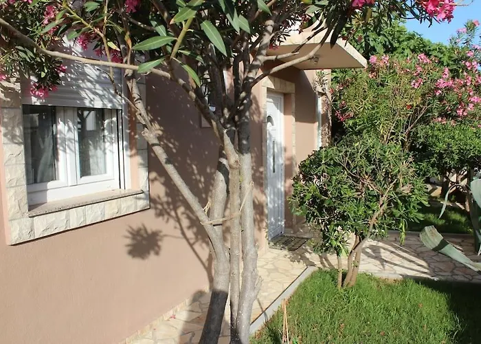 Дом отдыха Leona Вир